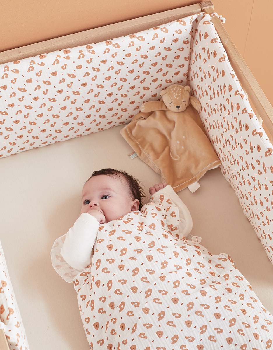 Cotton muslin leopard print bed bumper, off-white/terracotta