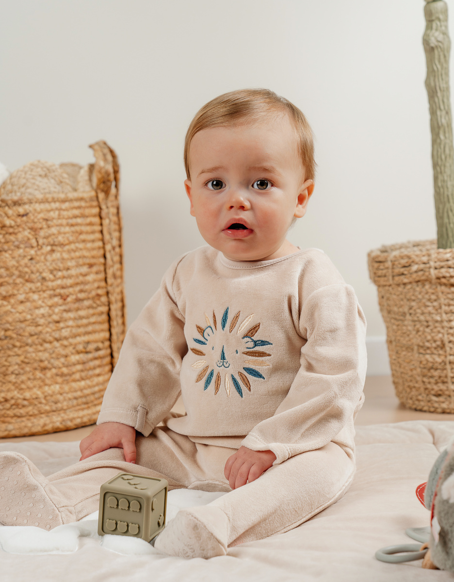 Beige velours pyjama met geborduurde leeuw
