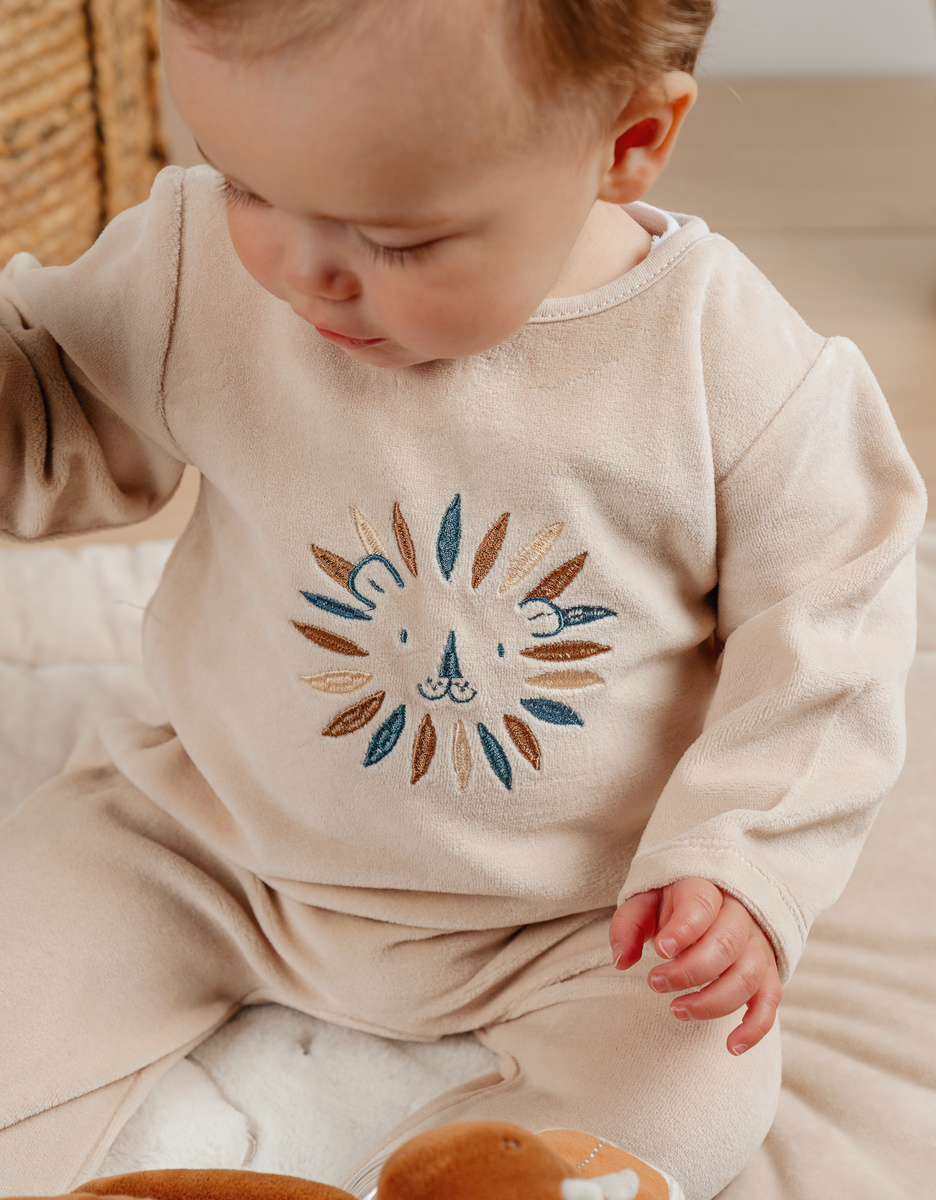 Beige velours pyjama met geborduurde leeuw
