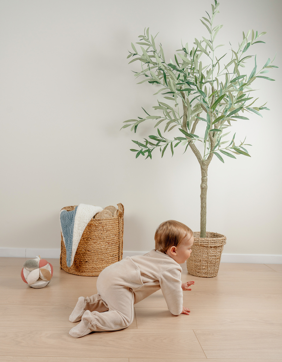 Beige velours pyjama met geborduurde leeuw
