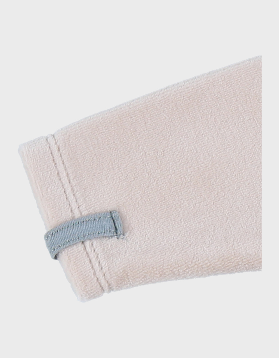 Beige velours pyjama met geborduurde leeuw
