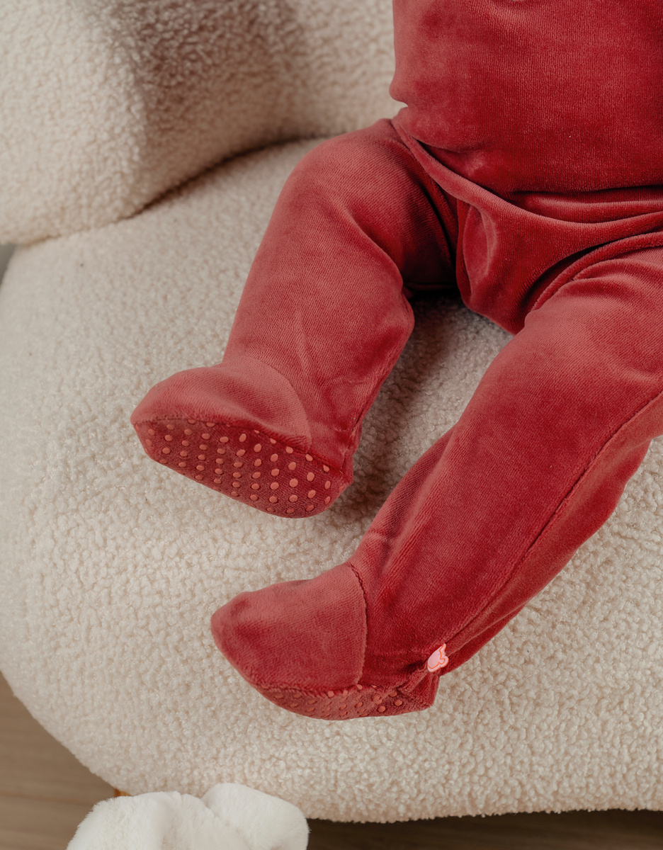 Baby pyjama van fuchsia velours met slakje
