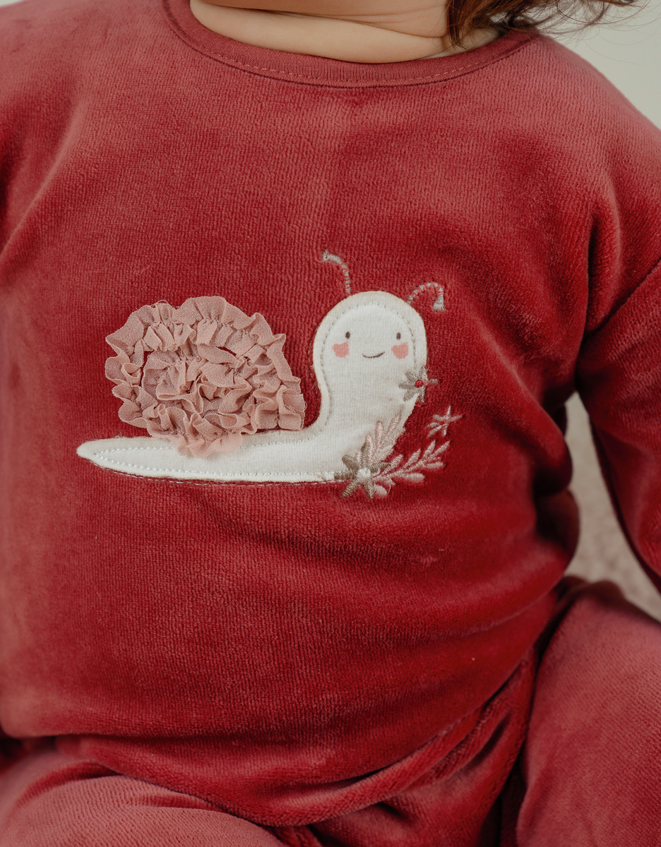 Baby pyjama van fuchsia velours met slakje
