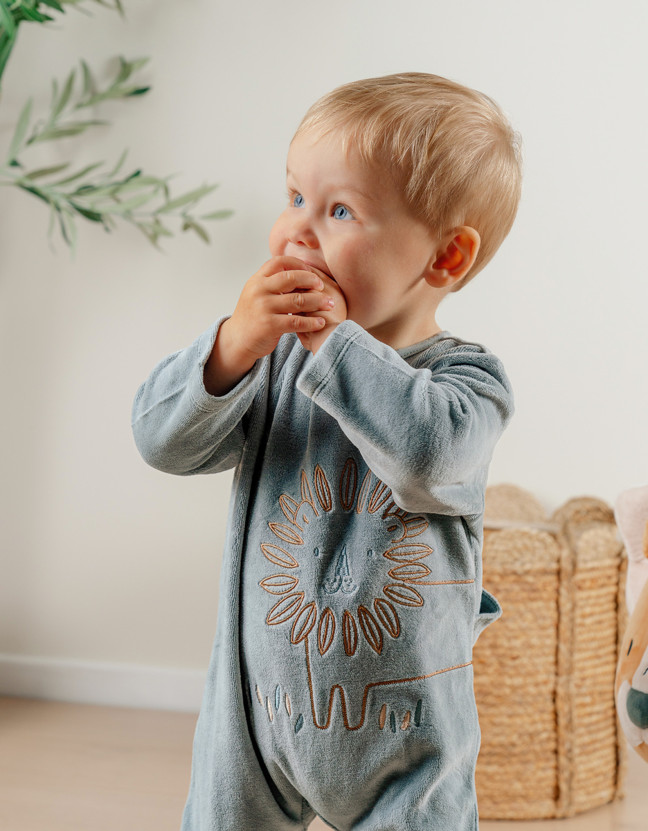 Groene velours pyjama met geborduurde leeuw
