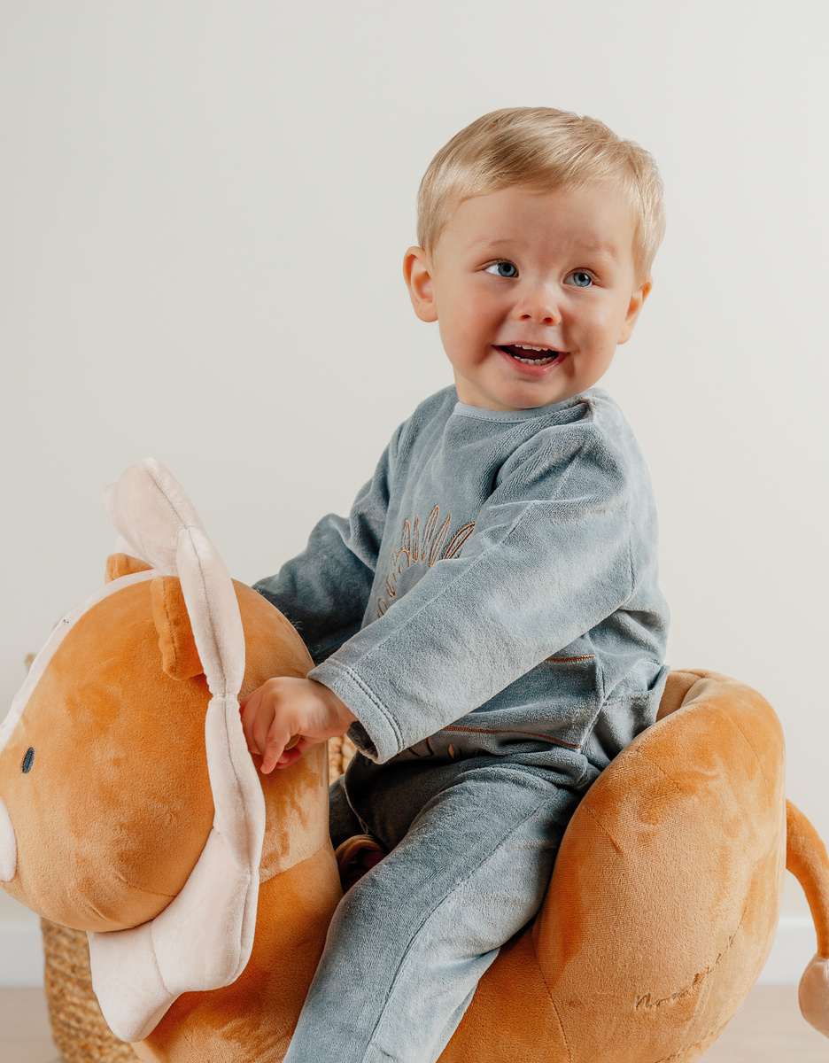 Groene velours pyjama met geborduurde leeuw
