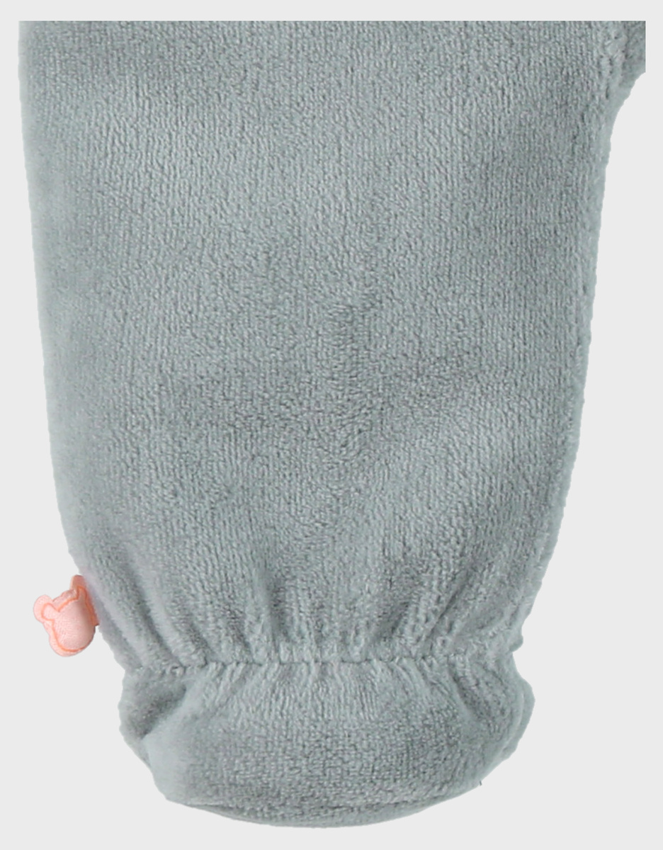Groene velours pyjama met geborduurde leeuw
