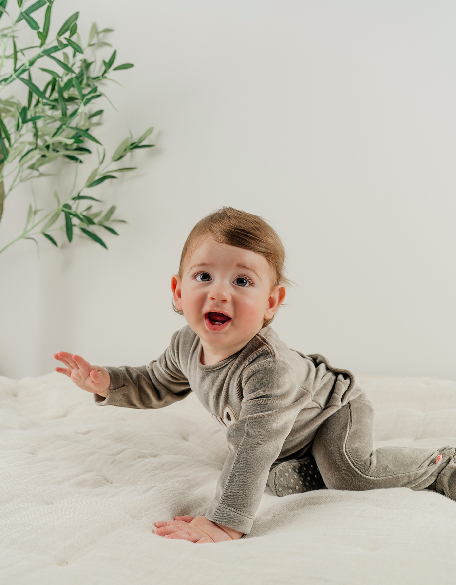 Baby pyjama van kaki velours met zebra
