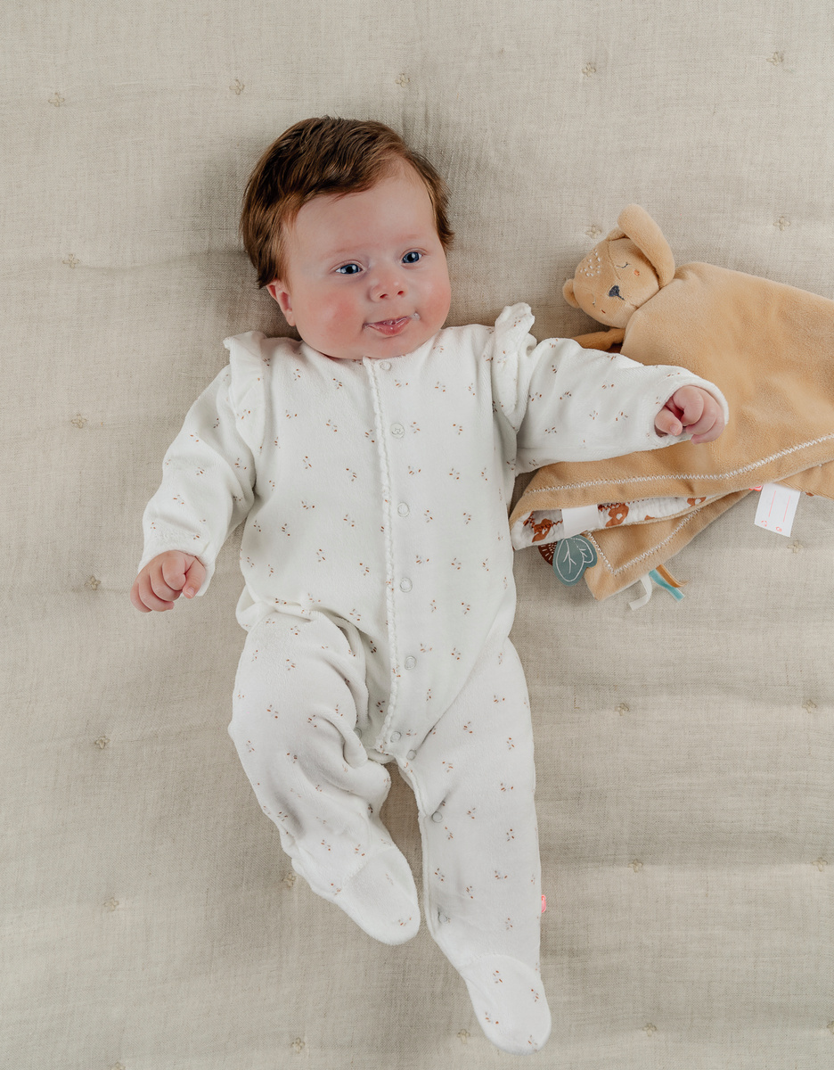 Witte velours pyjama met ruches
