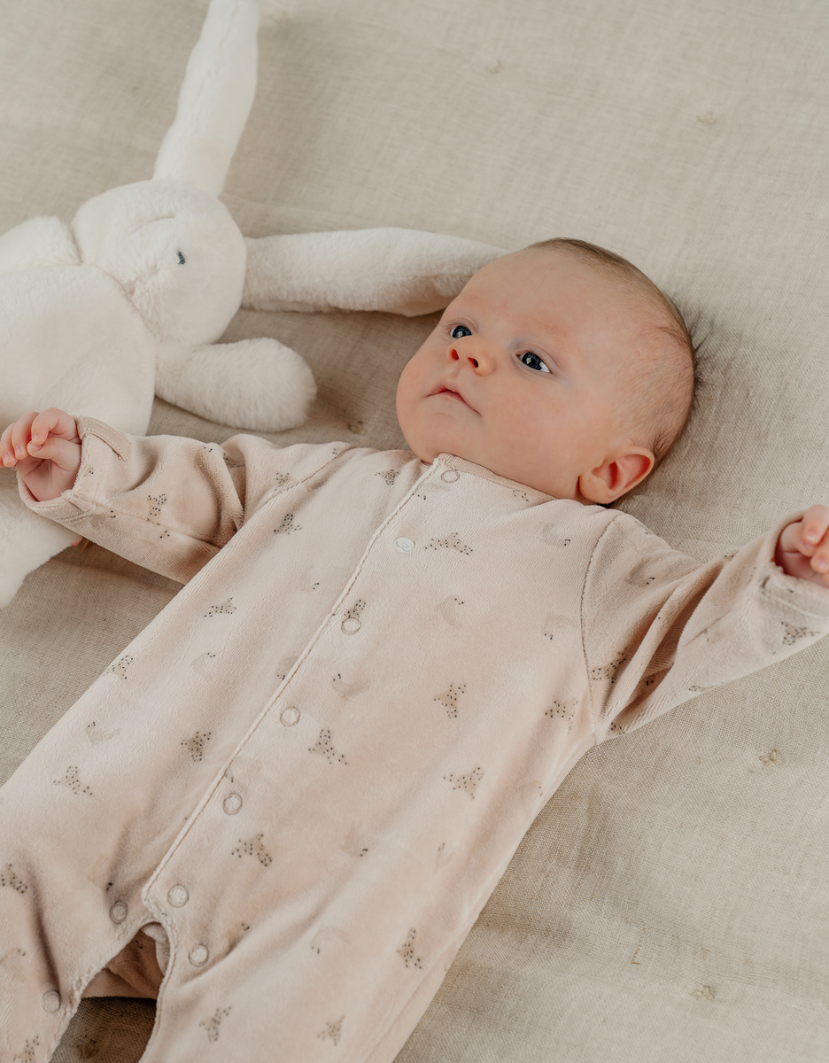 Ivoorkleurige babypyjama met zeehondenprint in fluweel
