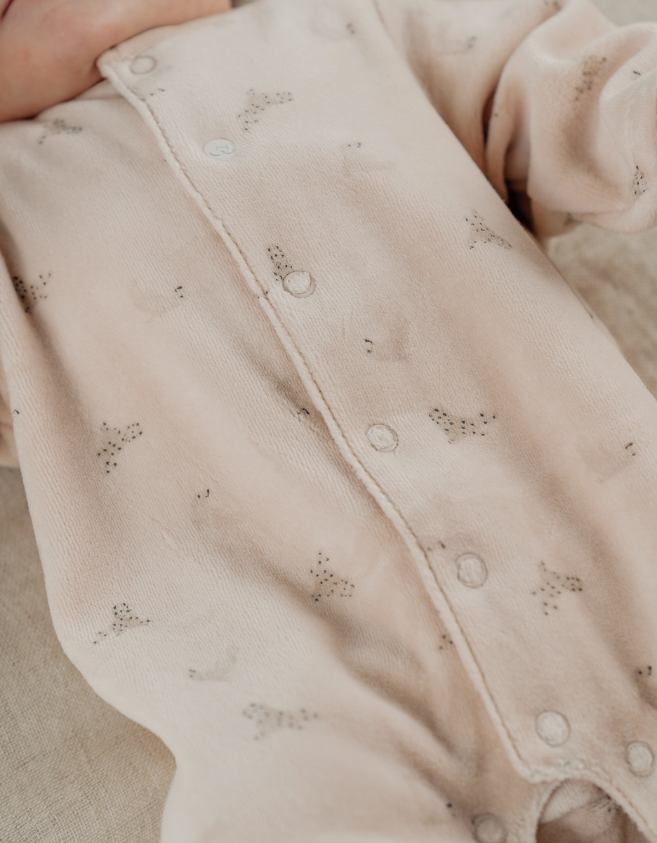 Ivoorkleurige babypyjama met zeehondenprint in fluweel
