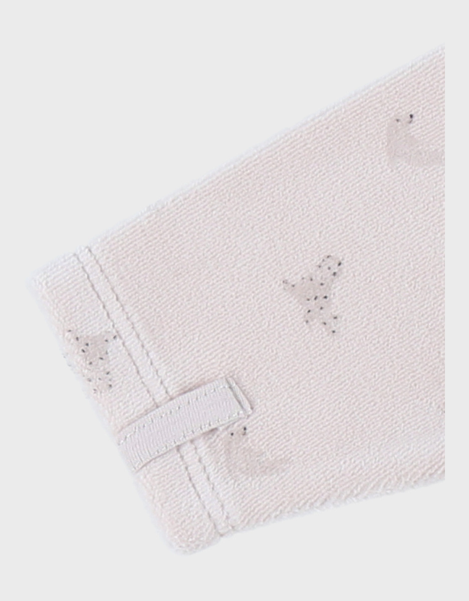 Ivoorkleurige babypyjama met zeehondenprint in fluweel
