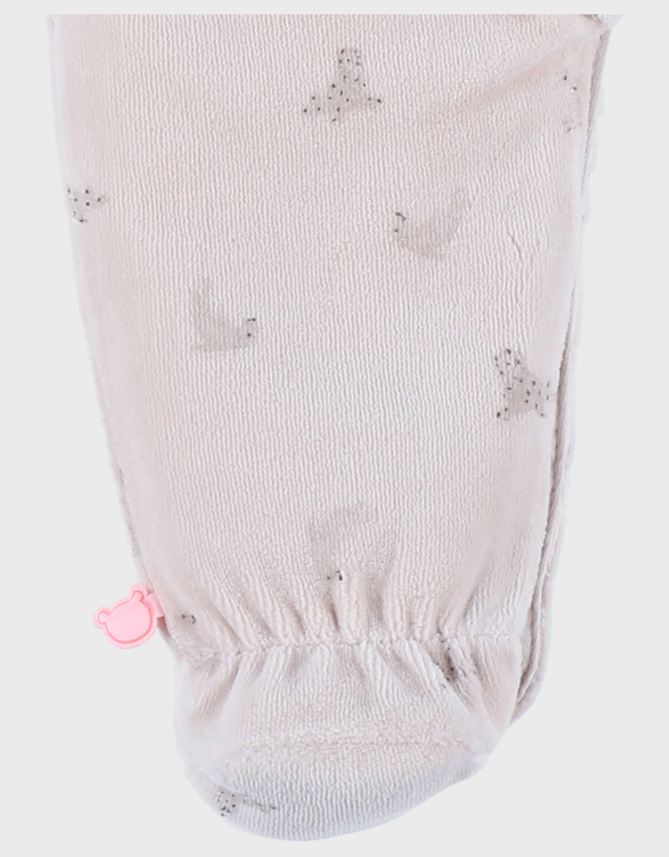 Ivoorkleurige babypyjama met zeehondenprint in fluweel
