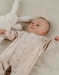 Ivoorkleurige babypyjama met zeehondenprint in fluweel

