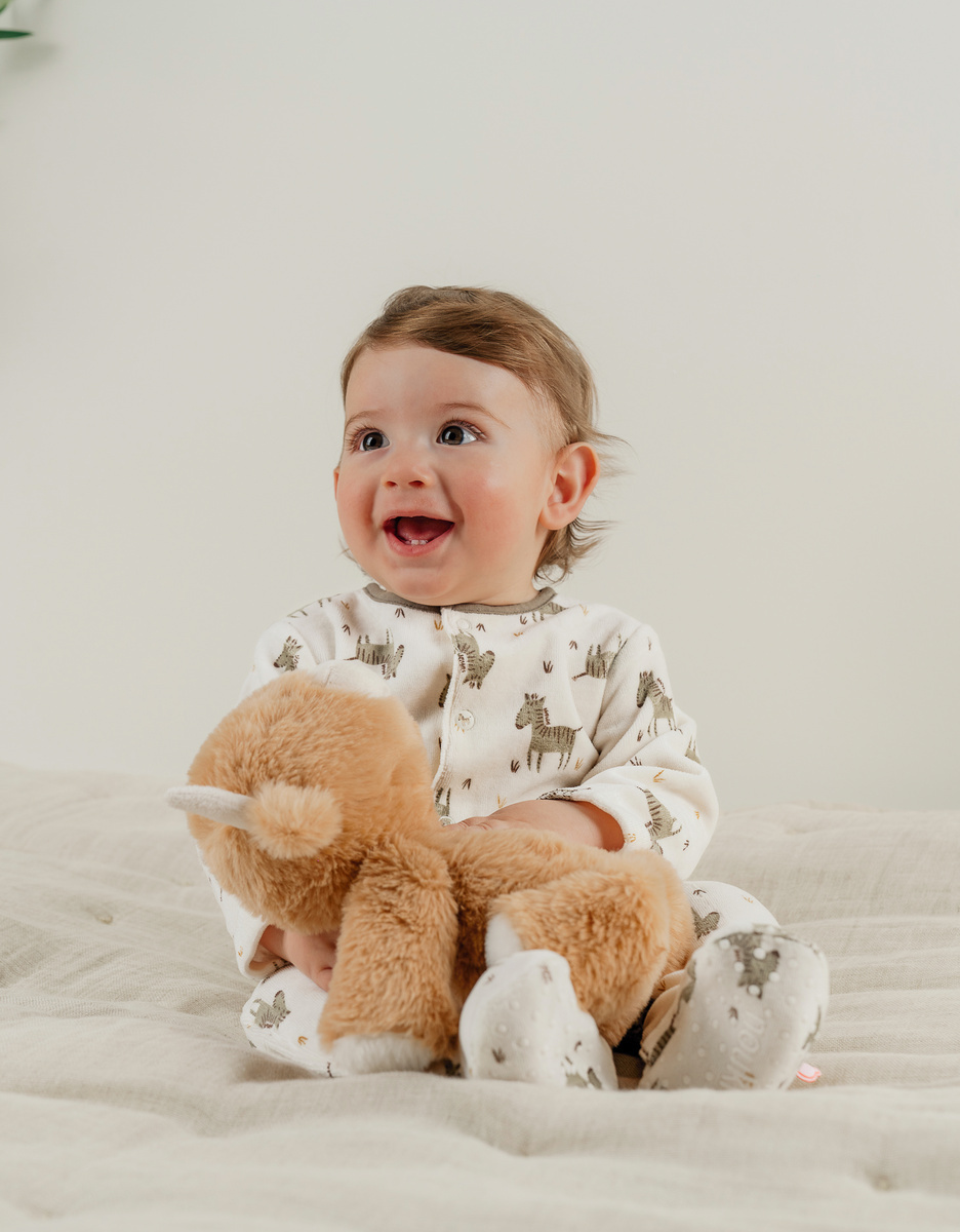 Babypyjama met wit fluwelen motief
