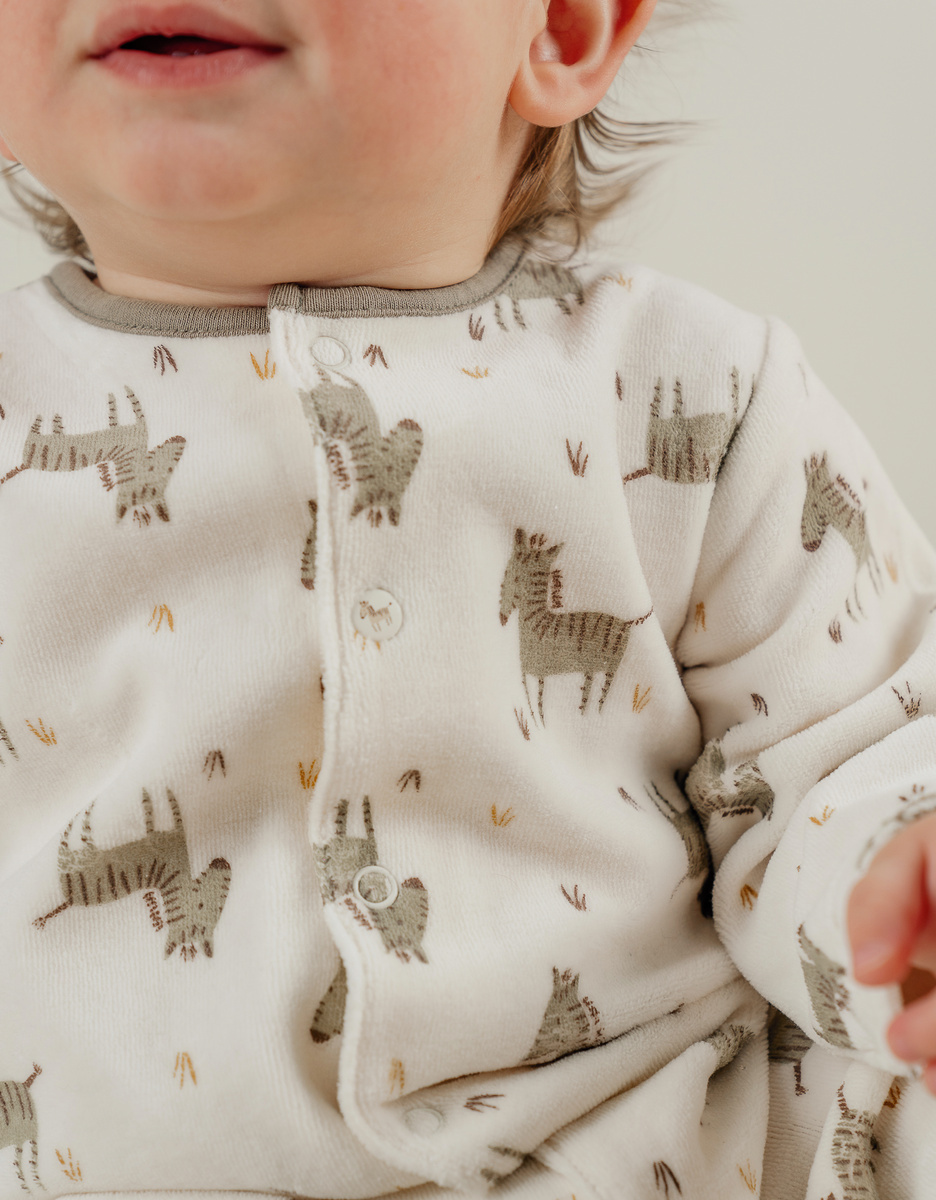 Babypyjama met wit fluwelen motief
