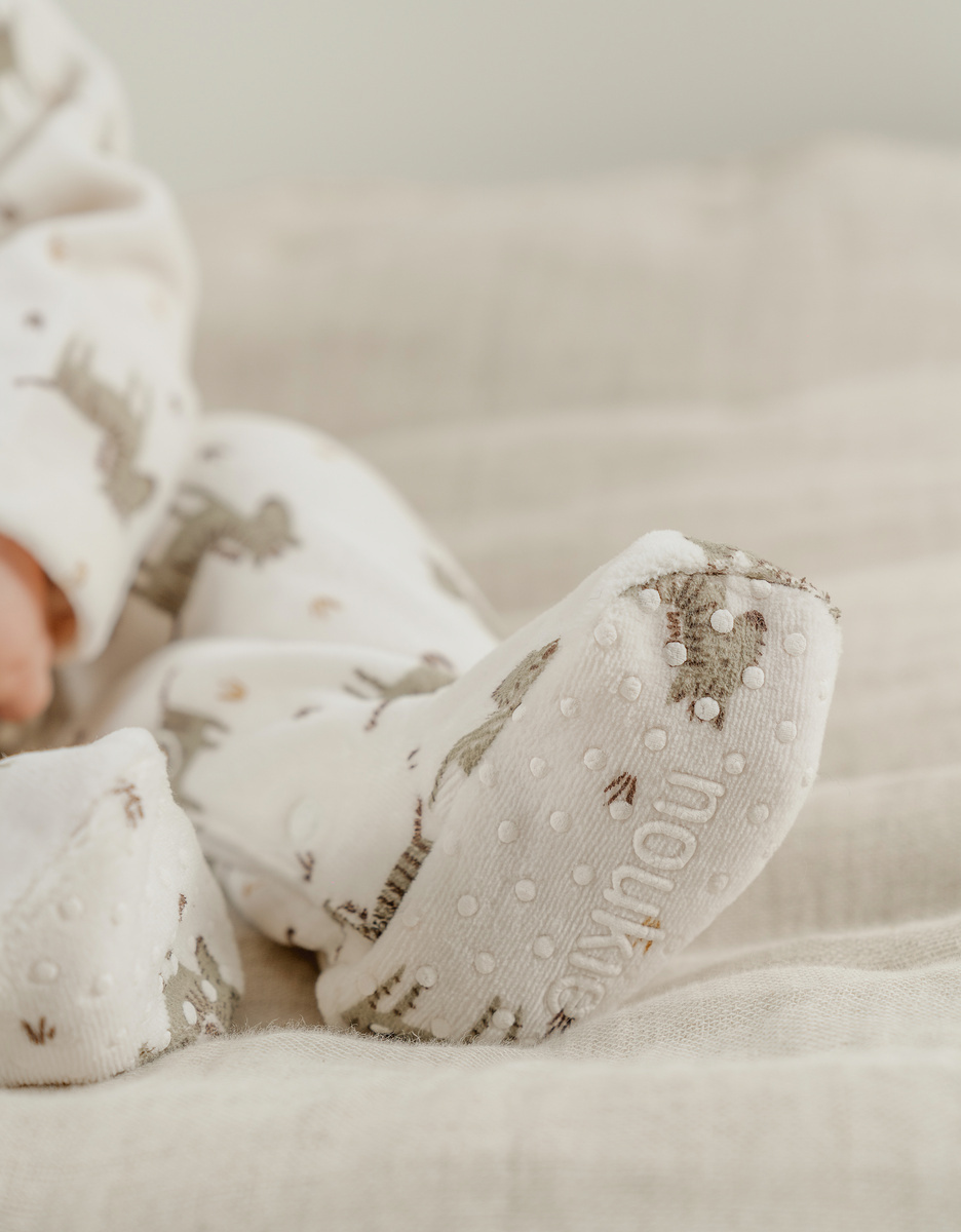 Babypyjama met wit fluwelen motief
