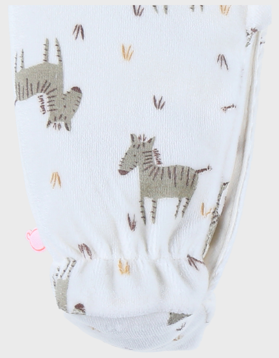 Babypyjama met wit fluwelen motief
