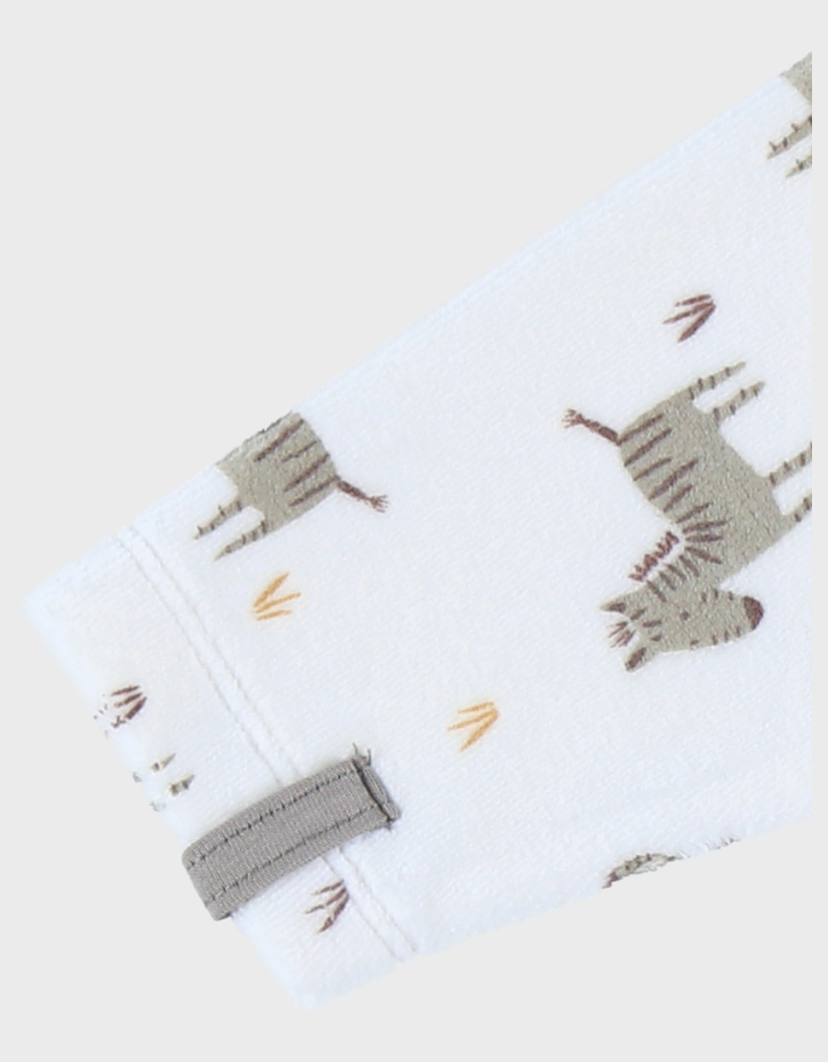 Babypyjama met wit fluwelen motief
