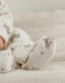 Babypyjama met wit fluwelen motief
