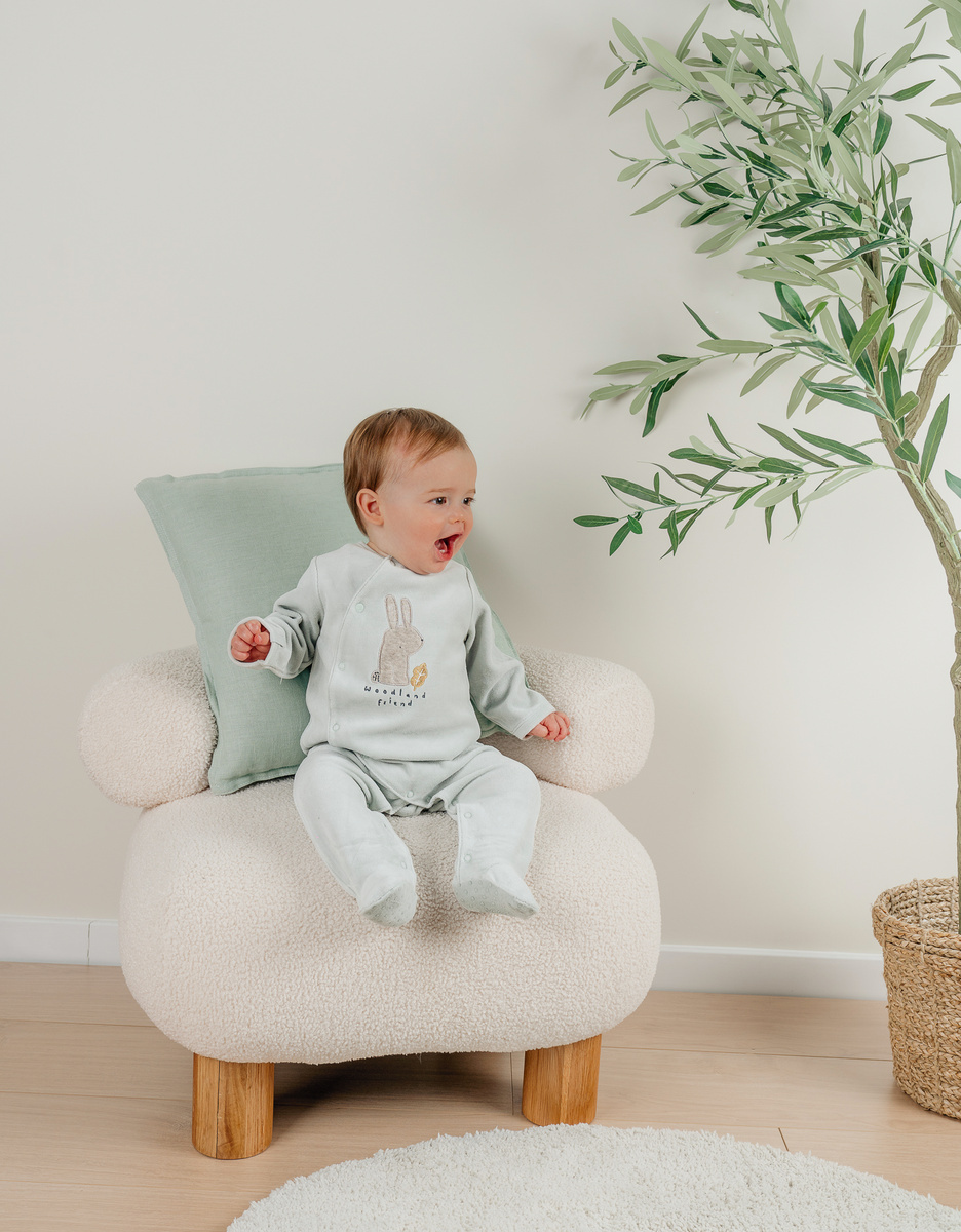 Groene babypyjama met konijnenborduursel
