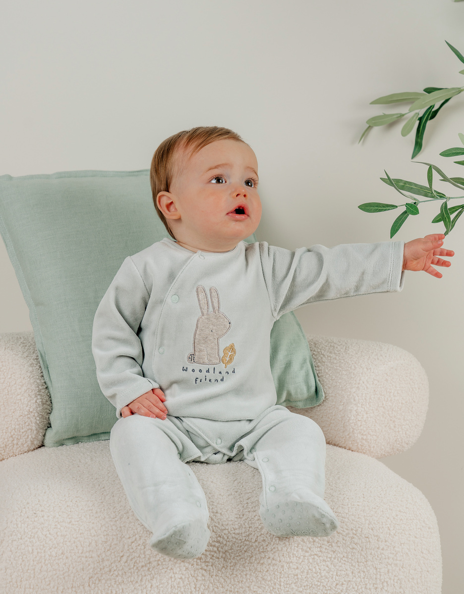 Groene babypyjama met konijnenborduursel
