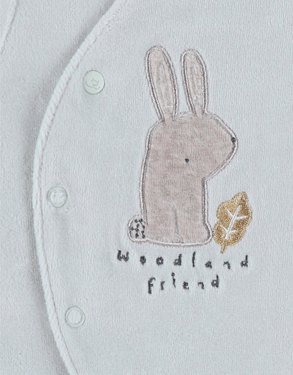 Groene babypyjama met konijnenborduursel

