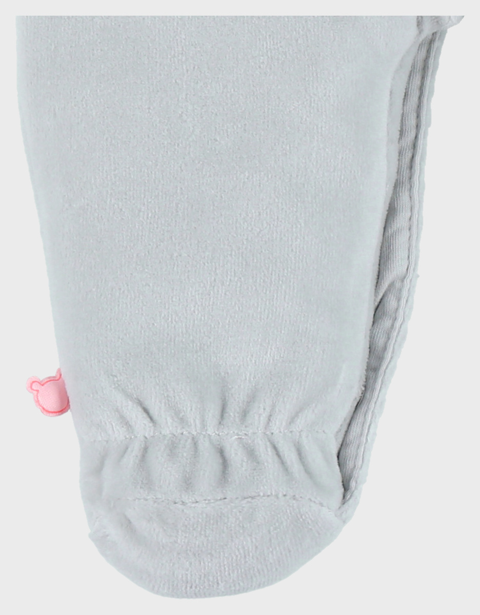 Groene babypyjama met konijnenborduursel
