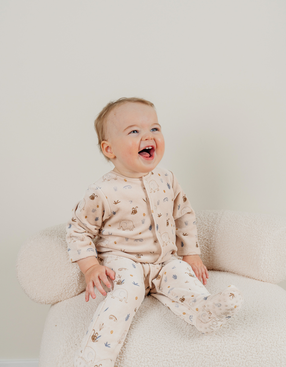Babypyjama met junglemotief in fluweel
