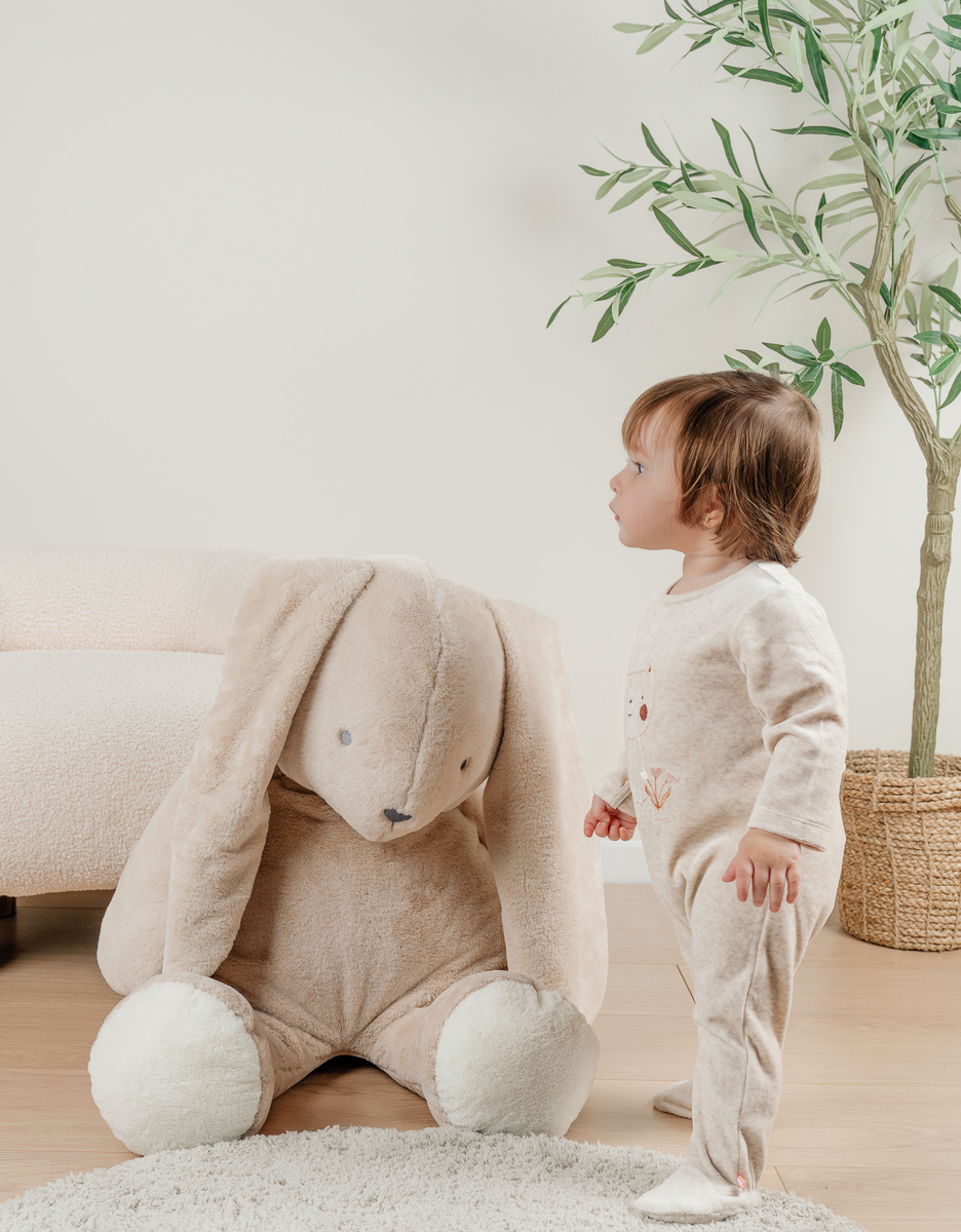 Baby pyjama van velours met beige katje
