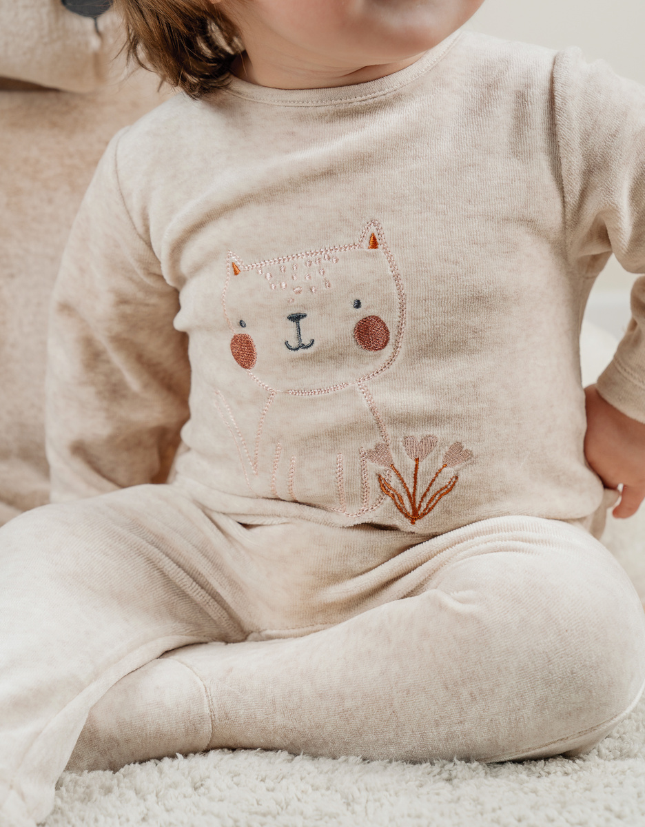 Baby pyjama van velours met beige katje
