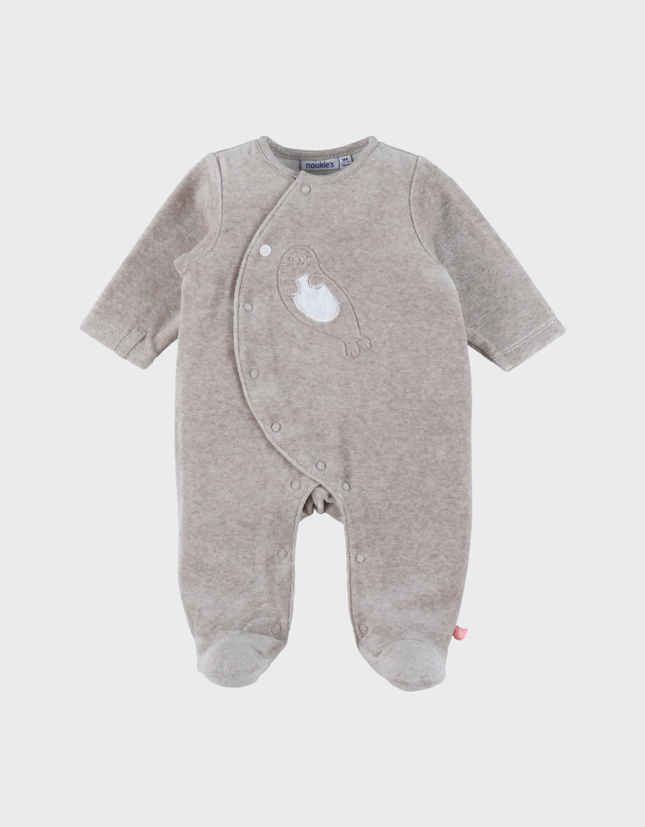 Beige babypyjama met zeehondenborduursel in fluweel
