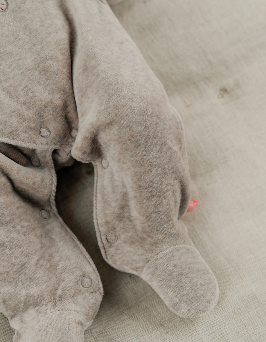 Beige babypyjama met zeehondenborduursel in fluweel
