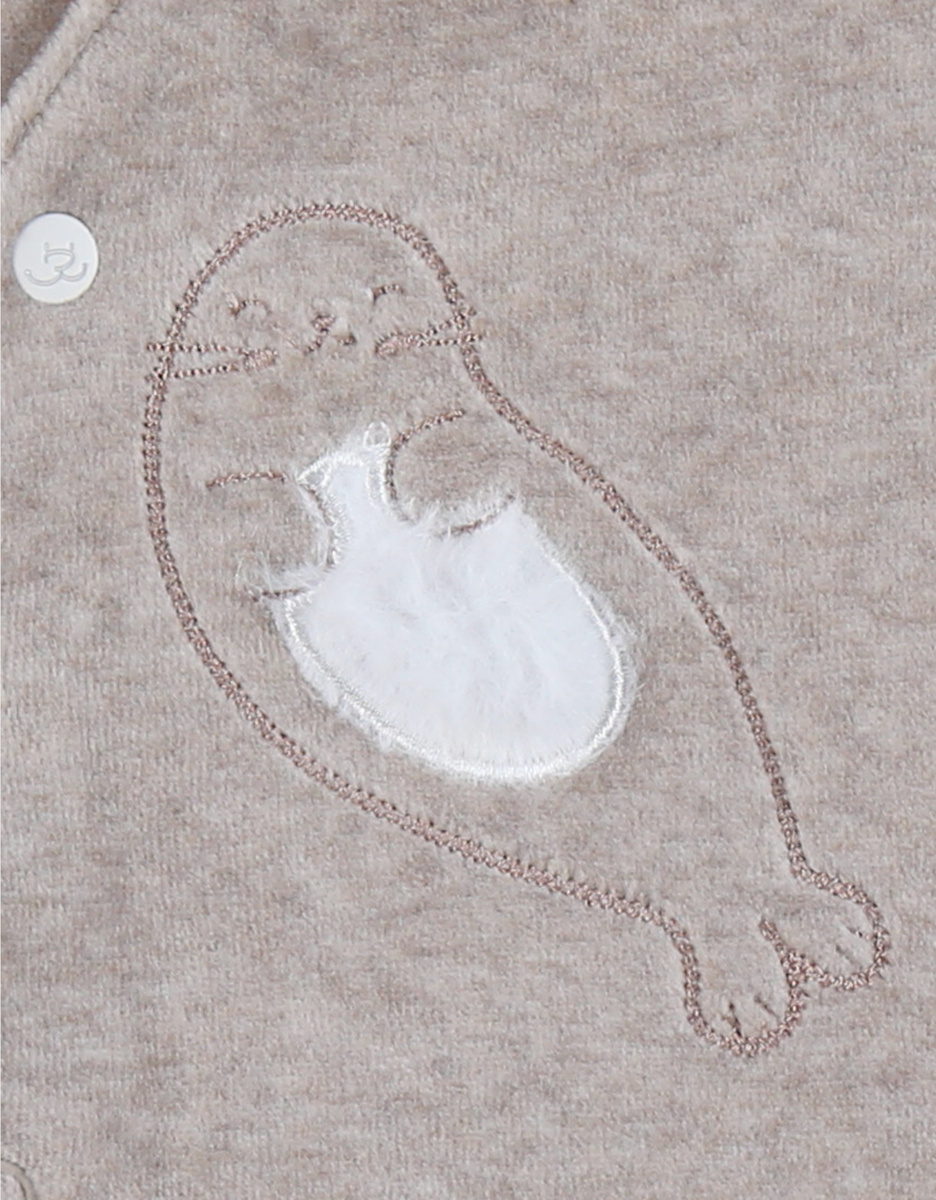 Beige babypyjama met zeehondenborduursel in fluweel
