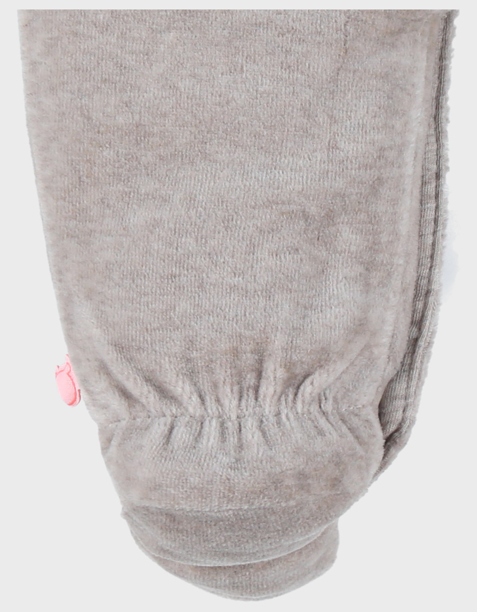 Beige babypyjama met zeehondenborduursel in fluweel
