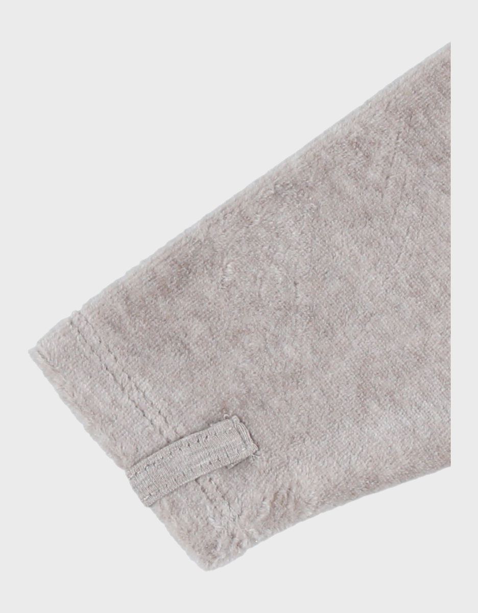 Beige babypyjama met zeehondenborduursel in fluweel

