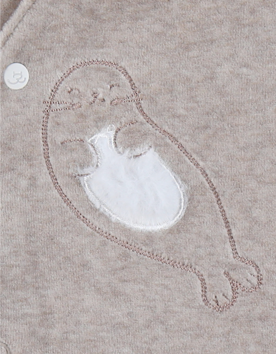 Beige babypyjama met zeehondenborduursel in fluweel
