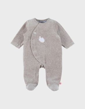 Beige babypyjama met zeehondenborduursel in fluweel
