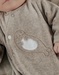 Beige babypyjama met zeehondenborduursel in fluweel
