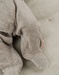 Beige babypyjama met zeehondenborduursel in fluweel
