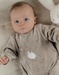 Beige babypyjama met zeehondenborduursel in fluweel
