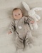 Beige babypyjama met zeehondenborduursel in fluweel

