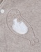 Beige babypyjama met zeehondenborduursel in fluweel
