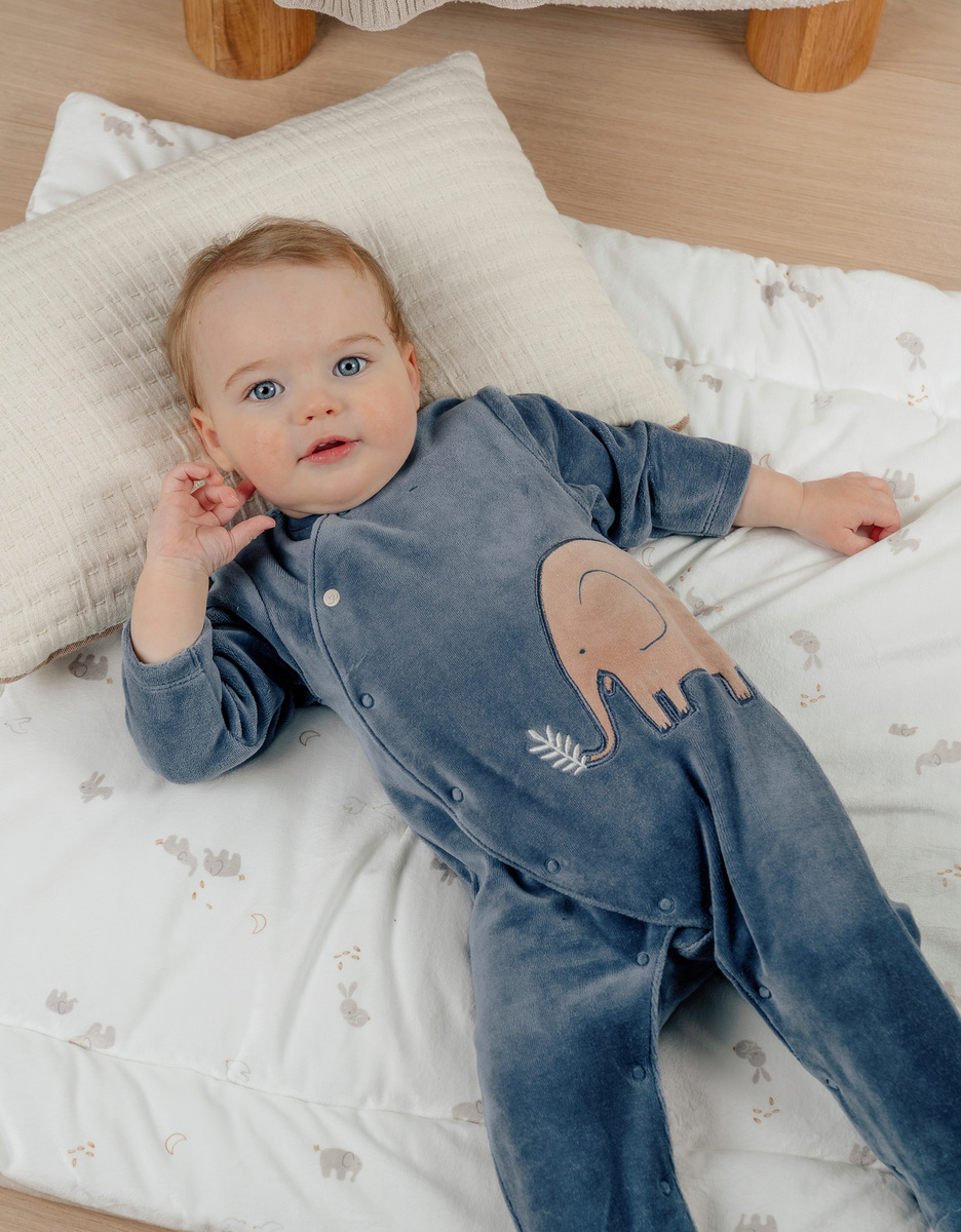 Blauwe babypyjama met olifantenborduursel in fluweel
