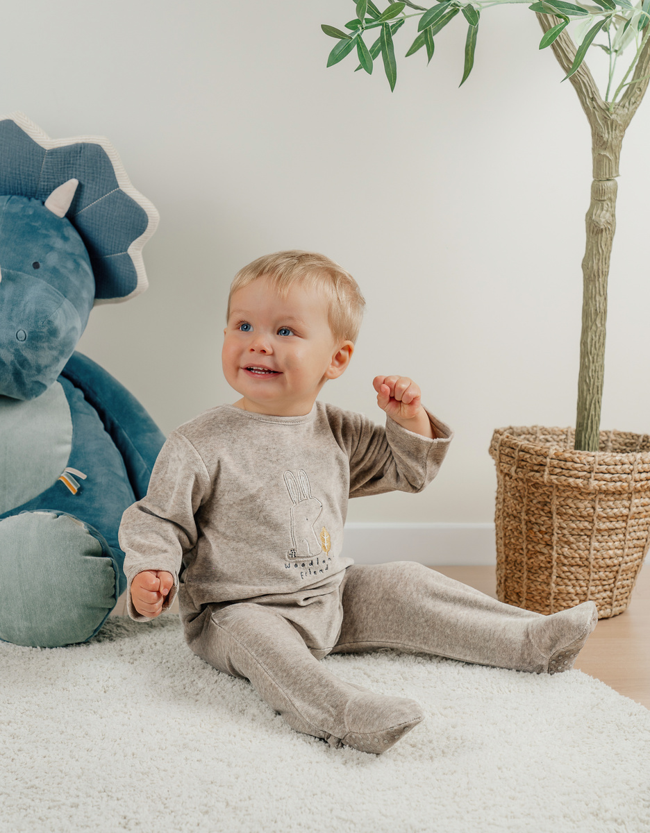 Baby pyjama van beige velours met konijntje
