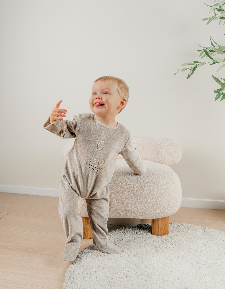 Baby pyjama van beige velours met konijntje

