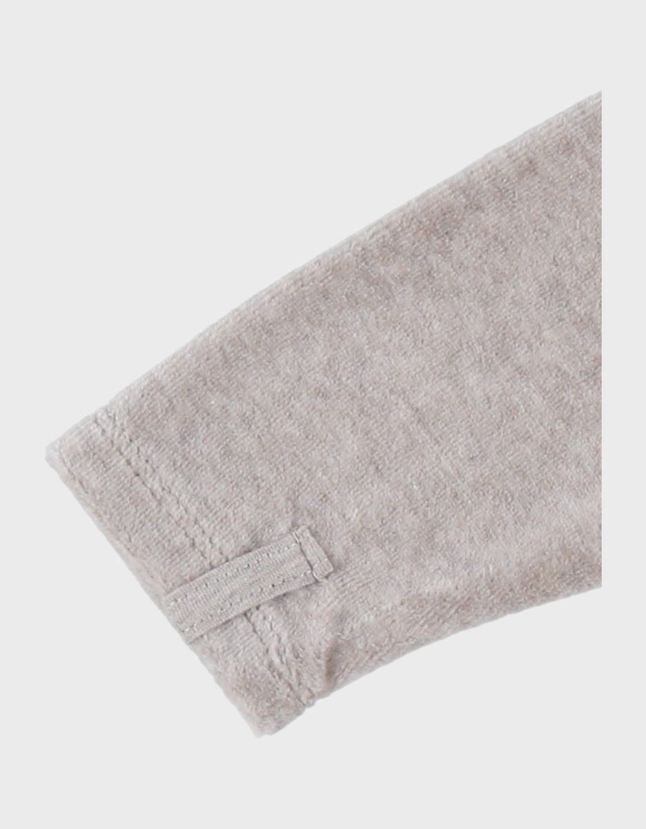 Baby pyjama van beige velours met konijntje
