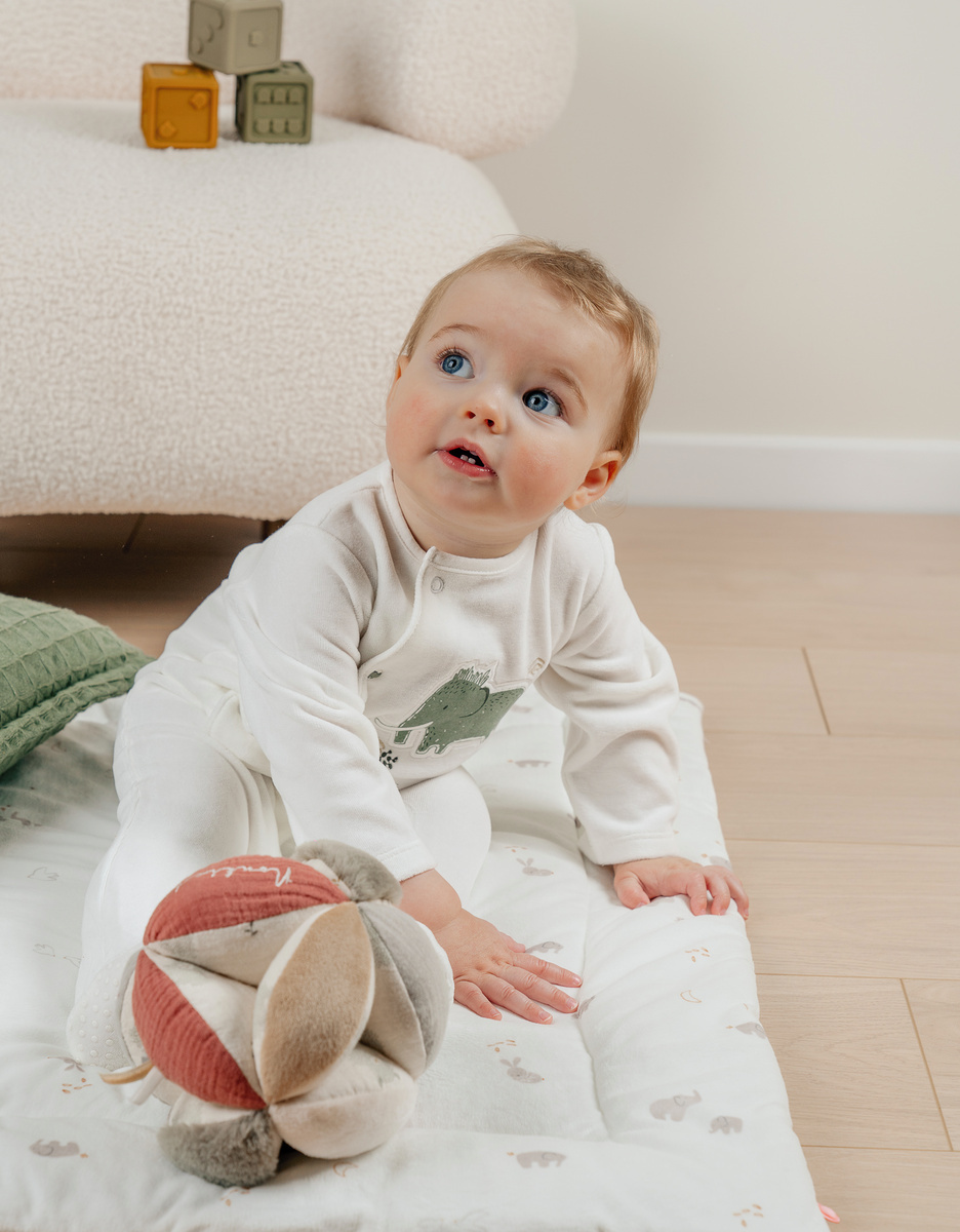 Witte babypyjama's met olifantenborduursel in fluweel
