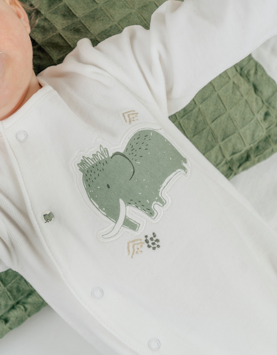 Witte babypyjama's met olifantenborduursel in fluweel
