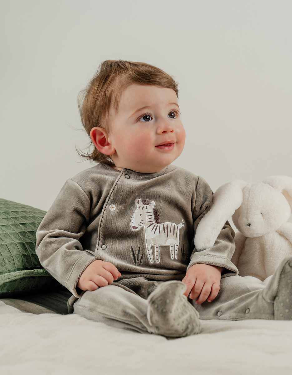 Kaki babypyjama met zebraborduursel in fluweel
