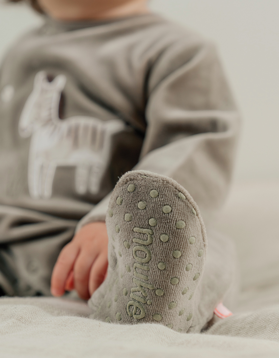 Kaki babypyjama met zebraborduursel in fluweel